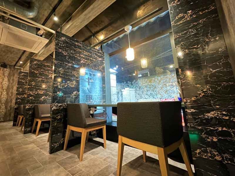 店内は落ち着いた雰囲気の個室・半個室をご用意