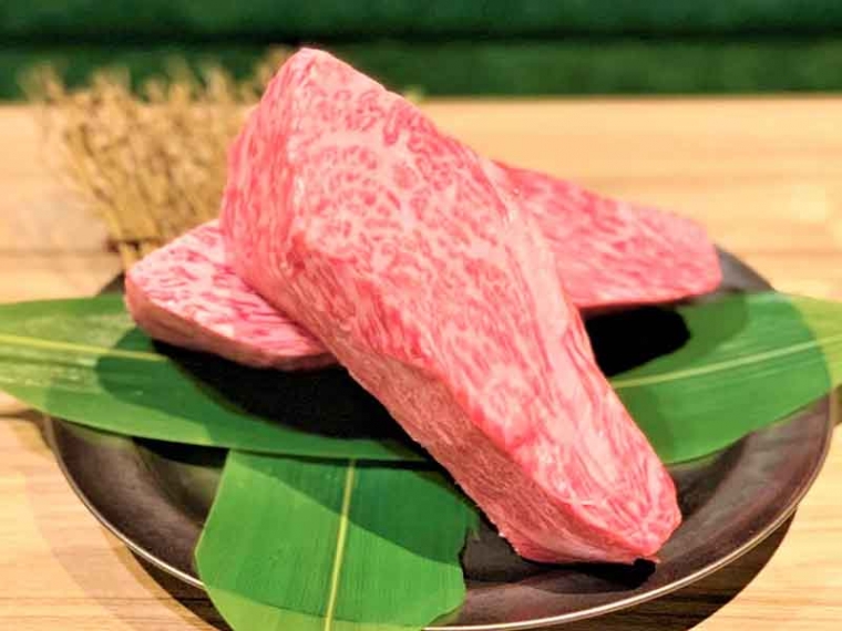お肉を部位ごとに厳選して仕入れます。